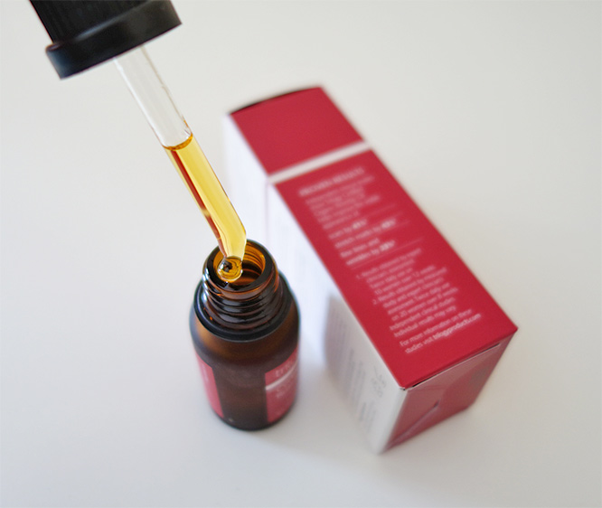 Trilogy Rosehip Oil uses glass dropper pipette